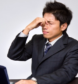 仕事を直ぐに辞めたいと相談する男性