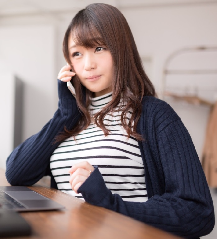 退職時に会社側に返却する保険証や身分証はどのように返却するのか心配する女性