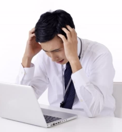 会社からお金を借りていて仕事を辞めれないのではと悩む男性依頼者