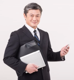 一括返済できる場合には以外とスムースに退職代行できると説明する脱出24男性スタッフ