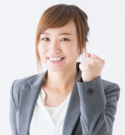 社宅に住んでいても退職代行サービスを利用できますと説明する女性スタッフ