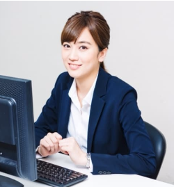 本当に退職できますと電話で話す退職代行脱出24の女性スタッフ