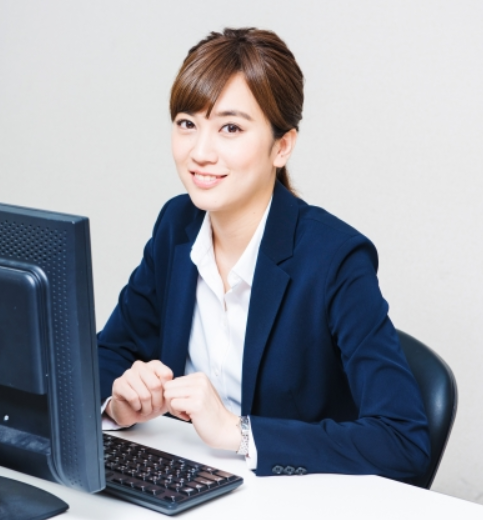 退職代行する時保険証などは郵送で大丈夫ですと説明する脱出24女性スタッフ