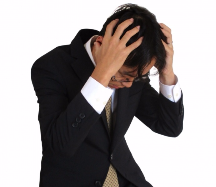 退職代行サービス脱出24を利用する場合いつから会社に行かなくてよいか不安な男性